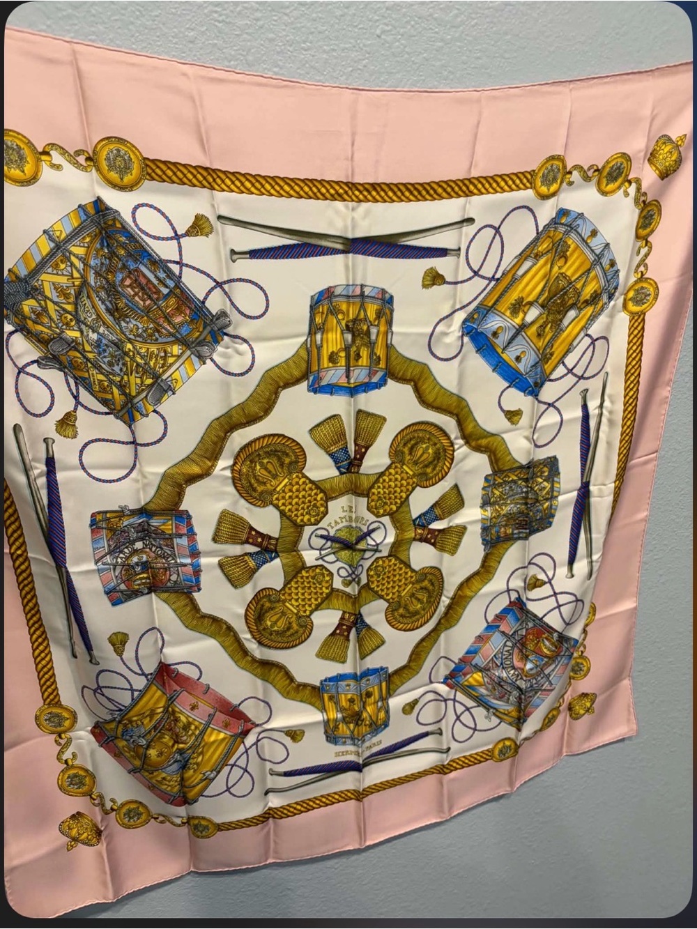 Hermes authentic scarf come in original box